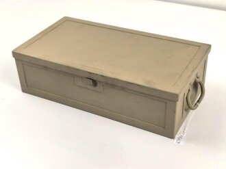 Kraftfahrzeug Verbandkasten Wehrmacht. das Inhaltsverzeichnis datiert 1937, neuzeitlich überlackiertes Stück