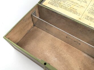 Kraftfahrzeug Verbandkasten Wehrmacht. das Inhaltsverzeichnis datiert 1937, neuzeitlich überlackiertes Stück