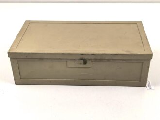 Kraftfahrzeug Verbandkasten Wehrmacht. das Inhaltsverzeichnis datiert 1937, neuzeitlich überlackiertes Stück