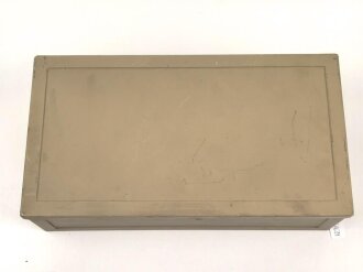 Kraftfahrzeug Verbandkasten Wehrmacht. das Inhaltsverzeichnis datiert 1937, neuzeitlich überlackiertes Stück