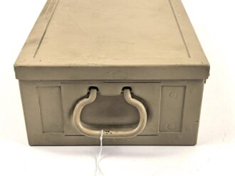 Kraftfahrzeug Verbandkasten Wehrmacht. das Inhaltsverzeichnis datiert 1937, neuzeitlich überlackiertes Stück