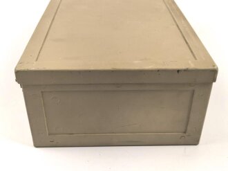 Kraftfahrzeug Verbandkasten Wehrmacht. das Inhaltsverzeichnis datiert 1937, neuzeitlich überlackiertes Stück