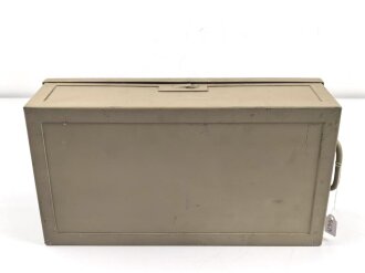 Kraftfahrzeug Verbandkasten Wehrmacht. das Inhaltsverzeichnis datiert 1937, neuzeitlich überlackiertes Stück