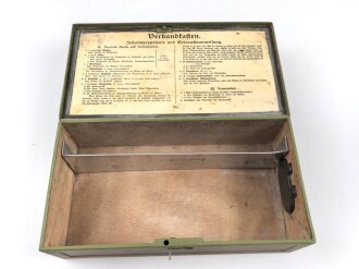 Kraftfahrzeug Verbandkasten Wehrmacht. das Inhaltsverzeichnis datiert 1937, neuzeitlich überlackiertes Stück