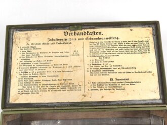 Kraftfahrzeug Verbandkasten Wehrmacht. das Inhaltsverzeichnis datiert 1937, neuzeitlich überlackiertes Stück
