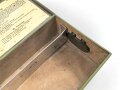 Kraftfahrzeug Verbandkasten Wehrmacht. das Inhaltsverzeichnis datiert 1937, neuzeitlich überlackiertes Stück
