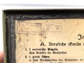 Kraftfahrzeug Verbandkasten Wehrmacht. das Inhaltsverzeichnis datiert 1937, neuzeitlich überlackiertes Stück