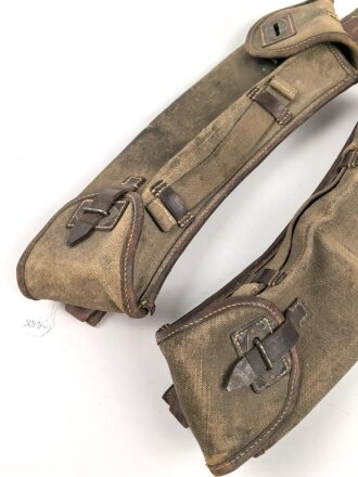 Reichswehr und frühe Wehrmacht, Satz MG13 Magazintaschen mit Trageriemen. Stark getragen, ein Verschlussriemen fehlt