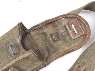 Reichswehr und frühe Wehrmacht, Satz MG13 Magazintaschen mit Trageriemen. Stark getragen, ein Verschlussriemen fehlt