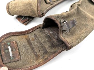 Reichswehr und frühe Wehrmacht, Satz MG13 Magazintaschen mit Trageriemen. Stark getragen, ein Verschlussriemen fehlt