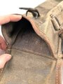 Reichswehr und frühe Wehrmacht, Satz MG13 Magazintaschen mit Trageriemen. Stark getragen, ein Verschlussriemen fehlt