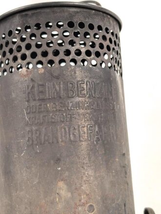 Dochtlampe zur Sammleranwärmung für Wehrmachtsfahrzeuge, ungereinigtes Stück, Originallack, datiert 1942