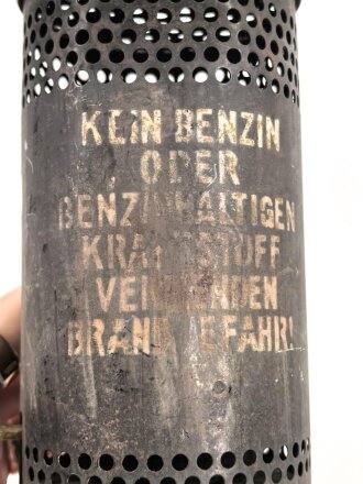 Dochtlampe zur Sammleranwärmung für Wehrmachtsfahrzeuge, ungereinigtes Stück, Originallack, datiert 1942