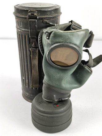 Gasmaske Wehrmacht in Bereitschaftsbüchse Modell 1938 datiert 1940. Das Maskengummi weich
