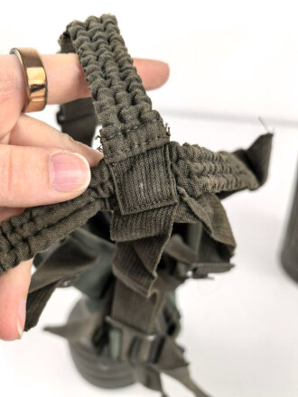 Gasmaske Wehrmacht in Bereitschaftsbüchse Modell 1938 datiert 1940. Das Maskengummi weich