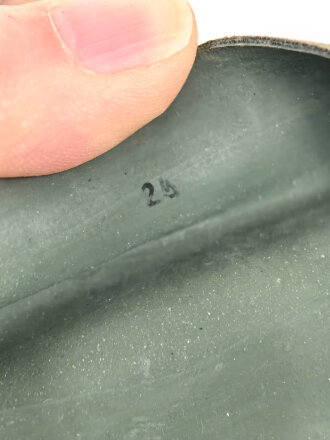 Gasmaske Wehrmacht in Bereitschaftsbüchse Modell 1938 datiert 1940. Das Maskengummi weich