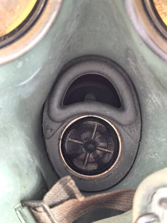 Gasmaske Wehrmacht in Bereitschaftsbüchse Modell 1938 datiert 1940. Das Maskengummi weich
