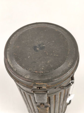 Gasmaske Wehrmacht in Bereitschaftsbüchse Modell 1938 datiert 1940. Das Maskengummi weich