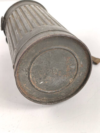 Gasmaske Wehrmacht in Bereitschaftsbüchse Modell 1938 datiert 1940. Das Maskengummi weich