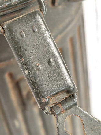 Gasmaske Wehrmacht in Bereitschaftsbüchse Modell 1938 datiert 1940. Das Maskengummi weich