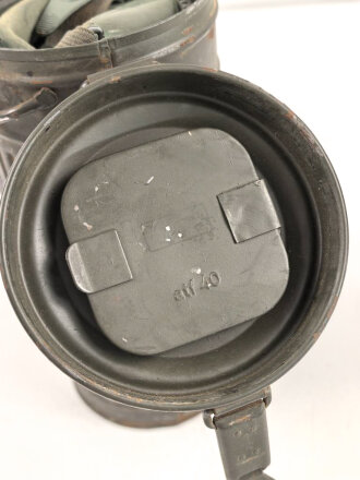 Gasmaske Wehrmacht in Bereitschaftsbüchse Modell 1938 datiert 1940. Das Maskengummi weich
