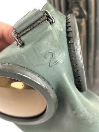 Gasmaske Wehrmacht in Bereitschaftsbüchse Modell 1938 datiert 1940. Das Maskengummi weich