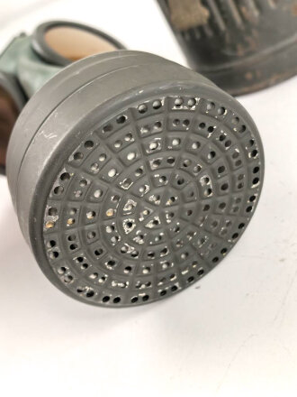 Gasmaske Wehrmacht in Bereitschaftsbüchse Modell 1938 datiert 1940. Das Maskengummi weich