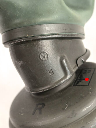 Gasmaske Wehrmacht in Bereitschaftsbüchse Modell 1938 datiert 1940. Das Maskengummi weich
