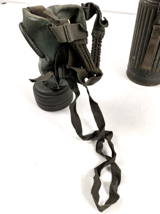 Gasmaske Wehrmacht in Bereitschaftsbüchse Modell 1938 datiert 1940. Das Maskengummi weich