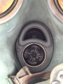 Gasmaske Wehrmacht in Bereitschaftsbüchse Modell 1938 datiert 1940. Das Maskengummi weich