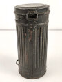 Gasmaske Wehrmacht in Bereitschaftsbüchse Modell 1938 datiert 1940. Das Maskengummi weich