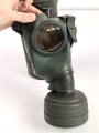 Gasmaske Wehrmacht in Bereitschaftsbüchse Modell 1938 datiert 1940. Das Maskengummi weich