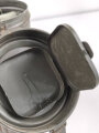 Gasmaske Wehrmacht in Bereitschaftsbüchse Modell 1938 datiert 1940. Das Maskengummi weich