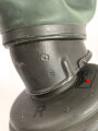 Gasmaske Wehrmacht in Bereitschaftsbüchse Modell 1938 datiert 1940. Das Maskengummi weich
