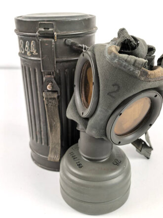 Gasmaske Wehrmacht in Bereitschaftsbüchse Modell 1930 datiert 1937. Maske und Filter in nahezu neuwertigem Zustand