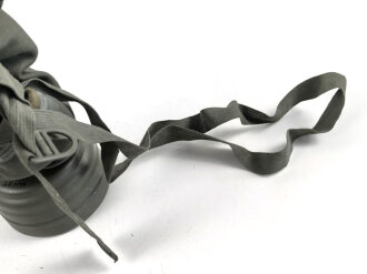 Gasmaske Wehrmacht in Bereitschaftsbüchse Modell 1930 datiert 1937. Maske und Filter in nahezu neuwertigem Zustand