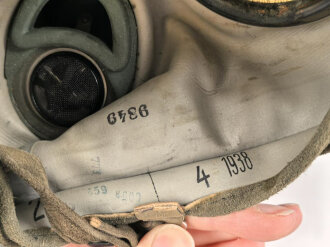 Gasmaske Wehrmacht in Bereitschaftsbüchse Modell 1930 datiert 1937. Maske und Filter in nahezu neuwertigem Zustand