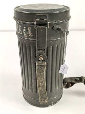 Gasmaske Wehrmacht in Bereitschaftsbüchse Modell 1930 datiert 1937. Maske und Filter in nahezu neuwertigem Zustand