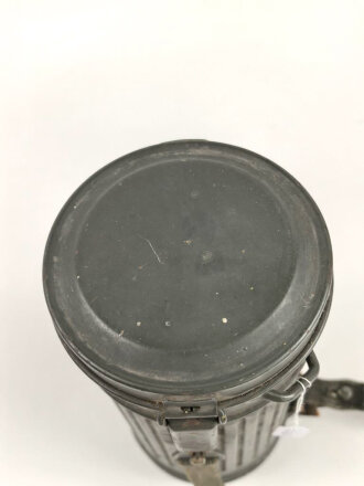 Gasmaske Wehrmacht in Bereitschaftsbüchse Modell 1930 datiert 1937. Maske und Filter in nahezu neuwertigem Zustand