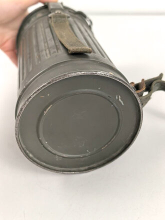 Gasmaske Wehrmacht in Bereitschaftsbüchse Modell 1930 datiert 1937. Maske und Filter in nahezu neuwertigem Zustand