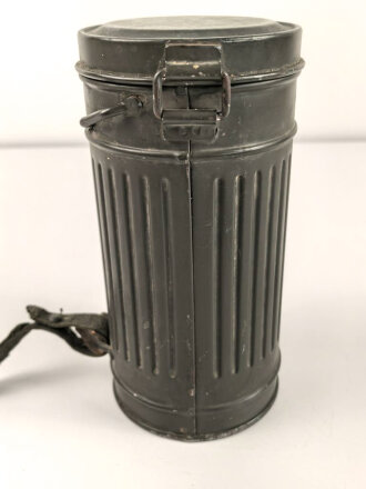 Gasmaske Wehrmacht in Bereitschaftsbüchse Modell 1930 datiert 1937. Maske und Filter in nahezu neuwertigem Zustand