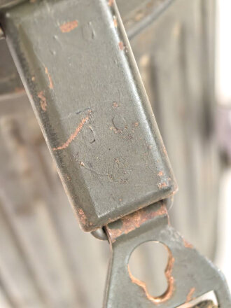 Gasmaske Wehrmacht in Bereitschaftsbüchse Modell 1930 datiert 1937. Maske und Filter in nahezu neuwertigem Zustand