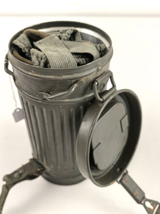 Gasmaske Wehrmacht in Bereitschaftsbüchse Modell 1930 datiert 1937. Maske und Filter in nahezu neuwertigem Zustand