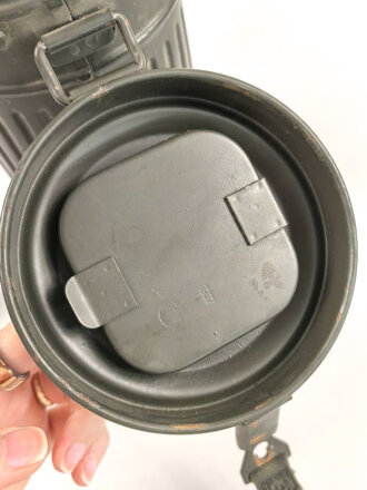 Gasmaske Wehrmacht in Bereitschaftsbüchse Modell 1930 datiert 1937. Maske und Filter in nahezu neuwertigem Zustand