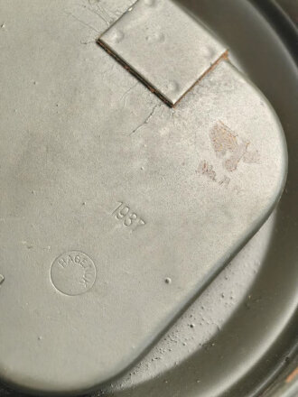 Gasmaske Wehrmacht in Bereitschaftsbüchse Modell 1930 datiert 1937. Maske und Filter in nahezu neuwertigem Zustand