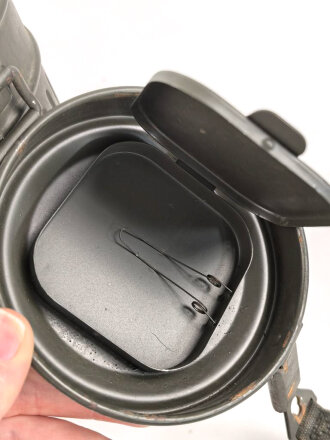 Gasmaske Wehrmacht in Bereitschaftsbüchse Modell 1930 datiert 1937. Maske und Filter in nahezu neuwertigem Zustand