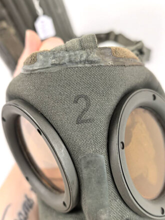 Gasmaske Wehrmacht in Bereitschaftsbüchse Modell 1930 datiert 1937. Maske und Filter in nahezu neuwertigem Zustand