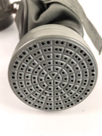 Gasmaske Wehrmacht in Bereitschaftsbüchse Modell 1930 datiert 1937. Maske und Filter in nahezu neuwertigem Zustand