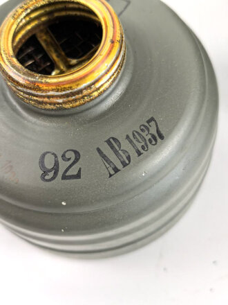 Gasmaske Wehrmacht in Bereitschaftsbüchse Modell 1930 datiert 1937. Maske und Filter in nahezu neuwertigem Zustand