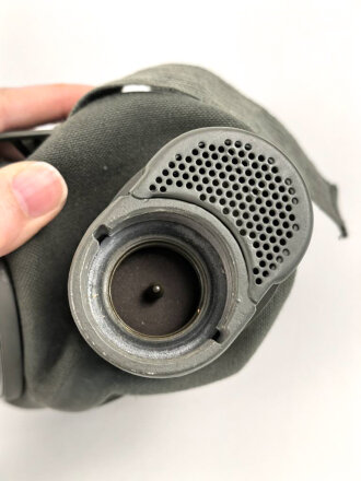 Gasmaske Wehrmacht in Bereitschaftsbüchse Modell 1930 datiert 1937. Maske und Filter in nahezu neuwertigem Zustand